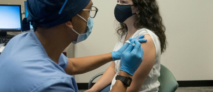 Mỹ có thể phê duyệt 2 vắc xin phòng COVID-19 trong tháng 11 - Ảnh 1.