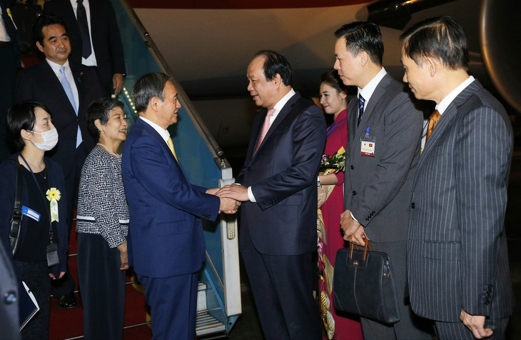 Thủ tướng Nhật Bản Suga Yoshihide đã đến Hà Nội, chính thức thăm Việt Nam - Ảnh 1.
