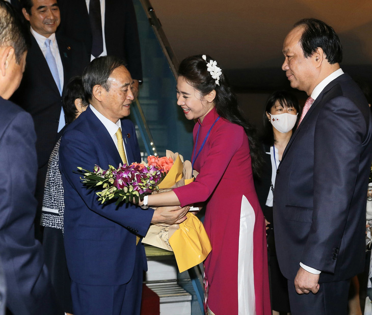 Thủ tướng Nhật Bản Suga Yoshihide đã đến Hà Nội, chính thức thăm Việt Nam - Ảnh 4.
