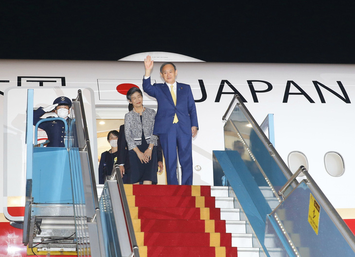 Thủ tướng Nhật Bản Suga Yoshihide đã đến Hà Nội, chính thức thăm Việt Nam - Ảnh 3.