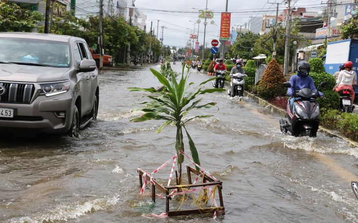 Cà Mau: hai huyện tiếp tục cho học sinh nghỉ học vì đường ngập