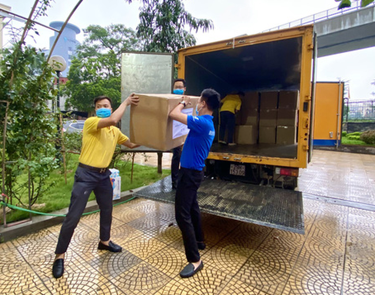 Bưu điện Việt Nam miễn phí chuyển phát hàng cứu trợ đến vùng lũ lụt - Ảnh 1.