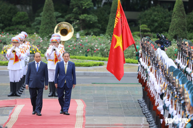 Thủ tướng Nguyễn Xuân Phúc tiếp đón Thủ tướng Suga Yoshihide - Ảnh 2.