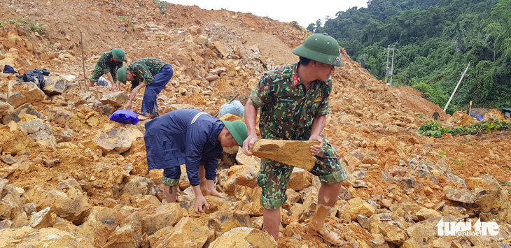 Tăng cường làm việc xuyên đêm nhằm thông đường từ Rào Trăng 4 lên Rào Trăng 3 - Ảnh 2.