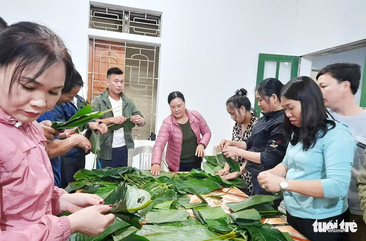 Bà con Nghệ An nấu bánh chưng gửi vô vùng lũ Hà Tĩnh, Quảng Bình - Ảnh 5.