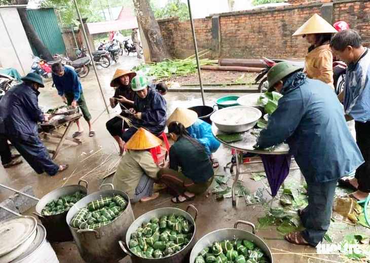 Bà con Nghệ An nấu bánh chưng gửi vô vùng lũ Hà Tĩnh, Quảng Bình - Ảnh 2.