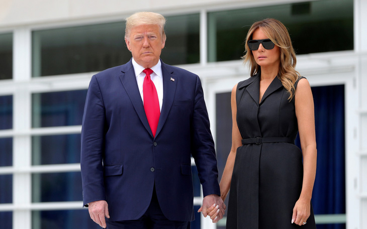 Ông Trump và vợ mắc COVID-19, chứng khoán Mỹ lao dốc
