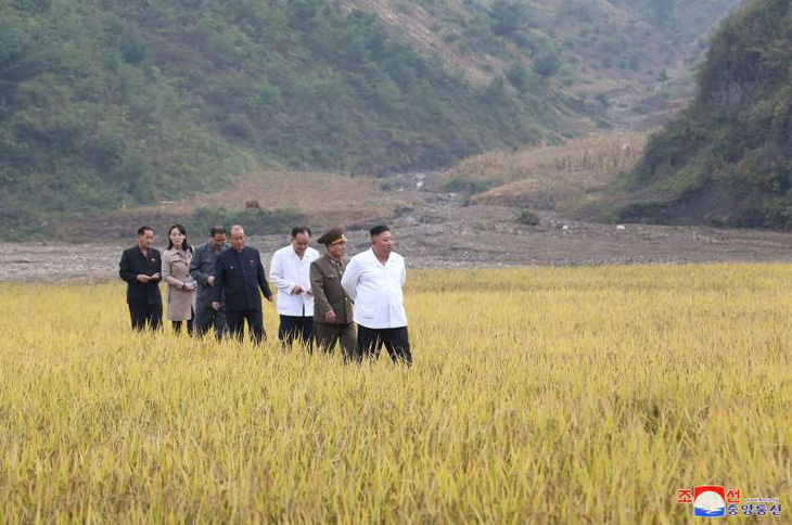 Em gái ông Kim Jong Un tái xuất hiện sau 2 tháng, thị sát vùng lũ cùng anh - Ảnh 1.