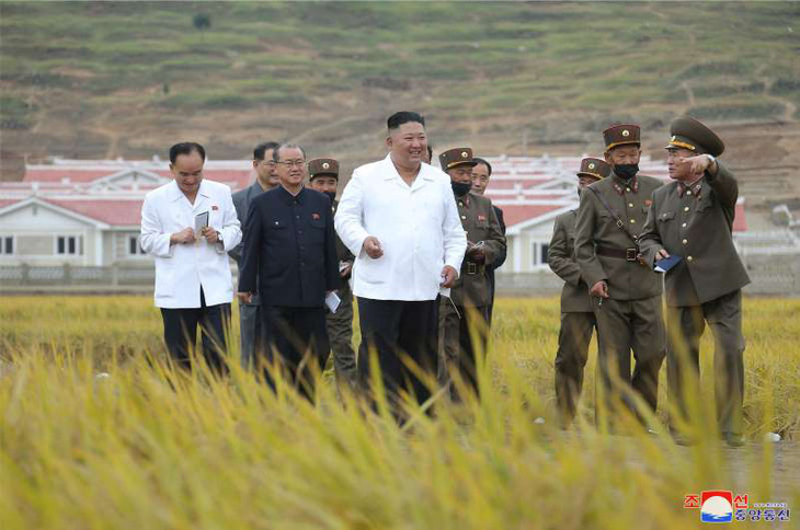 Em gái ông Kim Jong Un tái xuất hiện sau 2 tháng, thị sát vùng lũ cùng anh - Ảnh 2.