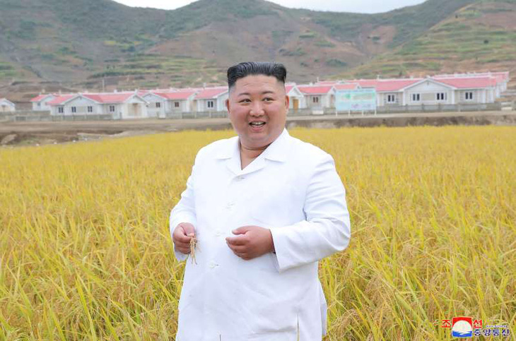 Em gái ông Kim Jong Un tái xuất hiện sau 2 tháng, thị sát vùng lũ cùng anh - Ảnh 3.