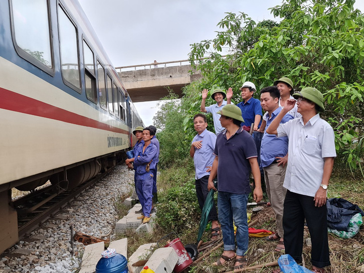 Đường sắt Bắc Nam qua Quảng Bình đã được nối thông - Ảnh 1.