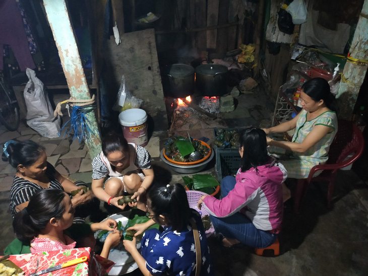 Vừa dọn dẹp lũ, các cô giáo mầm non Huế vừa nấu bánh tét tặng bà con Quảng Bình - Ảnh 1.