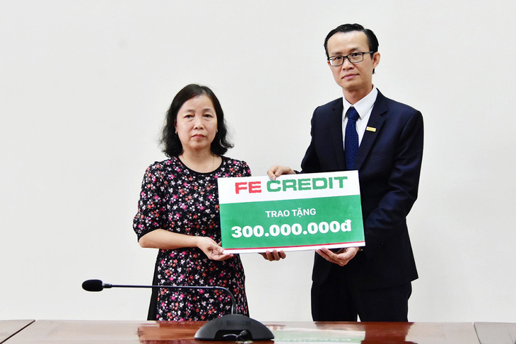 Fe Credit trao 300 triệu đồng cho gia đình liệt sĩ Phạm Văn Hướng - Ảnh 1.
