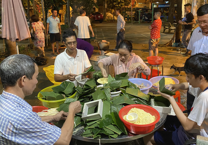 TP.HCM: xóm Hạnh Phúc chung tay gói bánh chưng gửi đồng bào miền Trung - Ảnh 2.