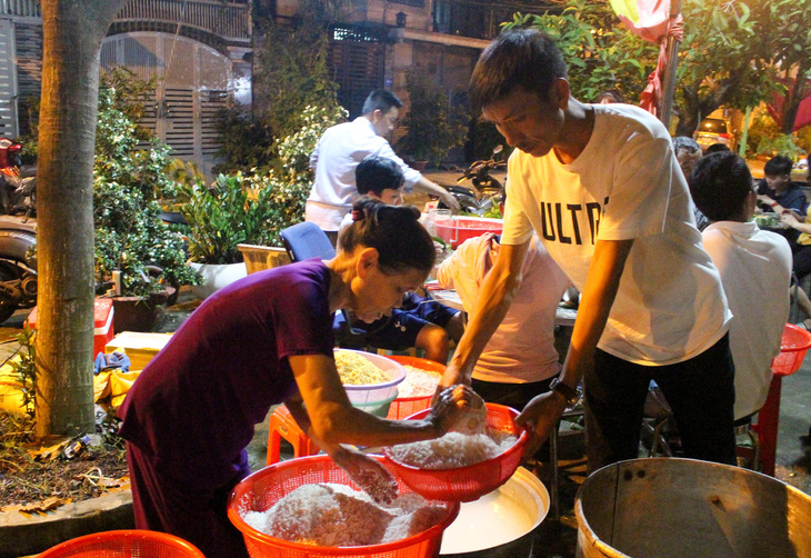 TP.HCM: xóm Hạnh Phúc chung tay gói bánh chưng gửi đồng bào miền Trung - Ảnh 4.