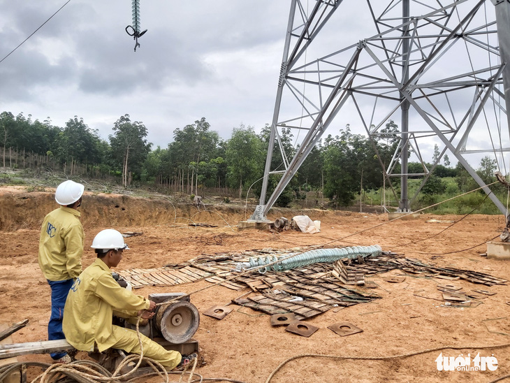 Vướng giải phóng mặt bằng, đường dây 500kV mạch 3 tiếp tục chậm tiến độ - Ảnh 1.