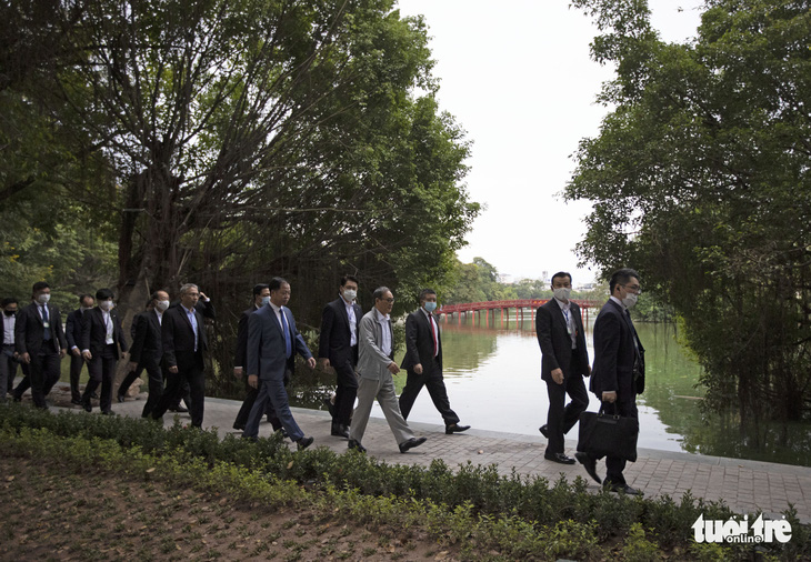 Thủ tướng Nhật Bản Suga giản dị dạo Hồ Gươm - Ảnh 3.