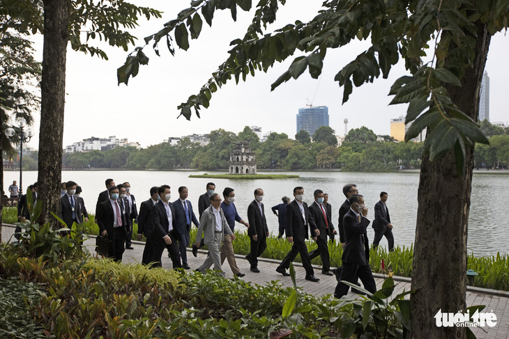 Thủ tướng Nhật Bản Suga giản dị dạo Hồ Gươm - Ảnh 4.