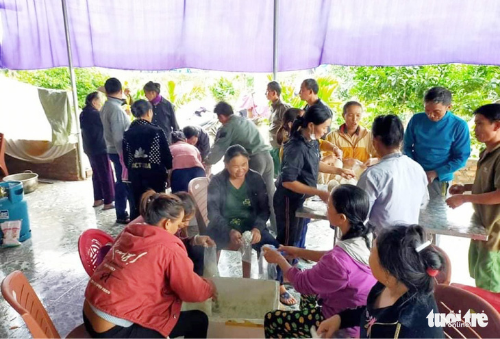 Mang xôi, cơm nóng trong đêm cho bà con vùng lũ Hà Tĩnh - Ảnh 2.