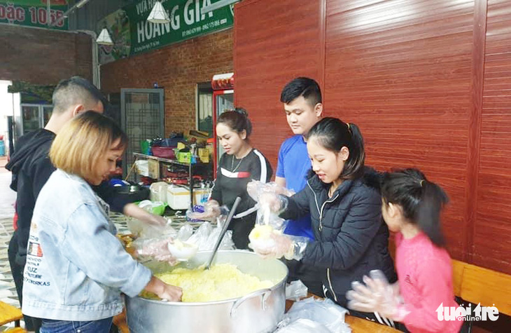 Mang xôi, cơm nóng trong đêm cho bà con vùng lũ Hà Tĩnh - Ảnh 4.