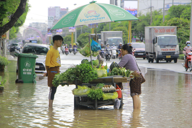 Ngày thứ 3 chịu trận triều cường, dân Cần Thơ buôn bán ế ẩm - Ảnh 2.