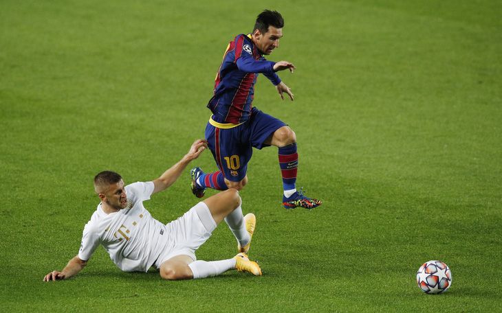 Chơi thiếu người, Barca vẫn thắng đậm ngày ra quân Champions League nhờ Messi