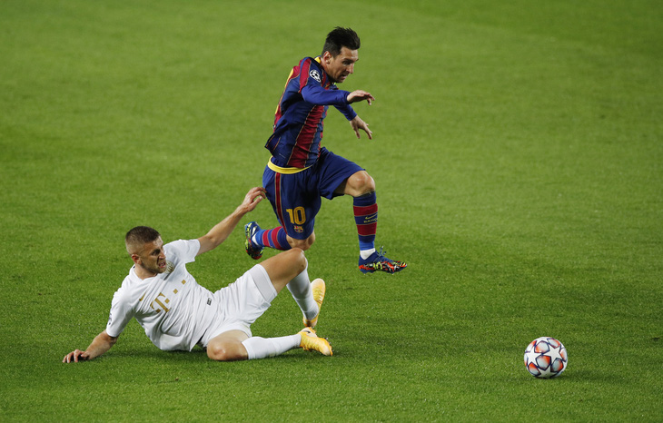 Chơi thiếu người, Barca vẫn thắng đậm ngày ra quân Champions League nhờ Messi - Ảnh 1.