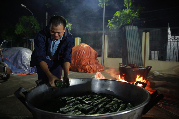 Dân làng La Phù thức xuyên đêm nấu 10.000 bánh chưng hỗ trợ bà con miền Trung - Ảnh 6.