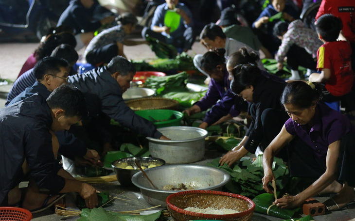 Dân làng La Phù thức xuyên đêm nấu 10.000 bánh chưng hỗ trợ bà con miền Trung