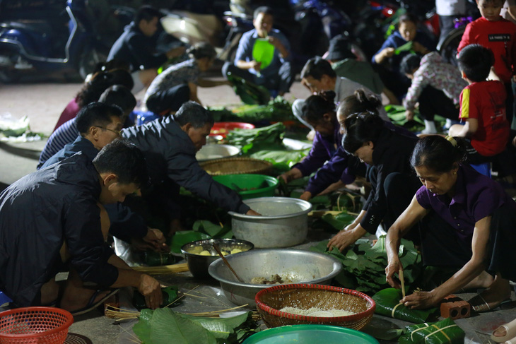 Dân làng La Phù thức xuyên đêm nấu 10.000 bánh chưng hỗ trợ bà con miền Trung - Ảnh 1.
