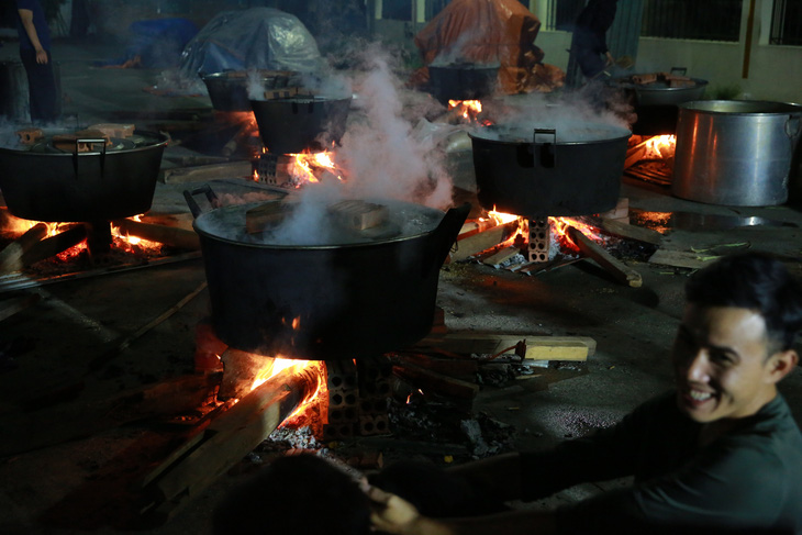 Dân làng La Phù thức xuyên đêm nấu 10.000 bánh chưng hỗ trợ bà con miền Trung - Ảnh 7.