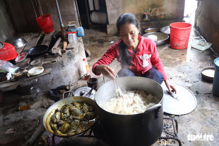 2 vợ chồng nghèo vay gạo nấu cơm, cưu mang hơn 60 người dân chạy lũ - Ảnh 1.