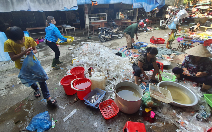 Chợ Hà Tĩnh ngổn ngang sau trận lũ lịch sử