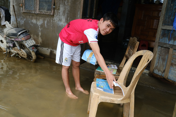 Vùng lũ Thừa Thiên Huế dọn trường, phơi sách chuẩn bị lên lớp - Ảnh 2.