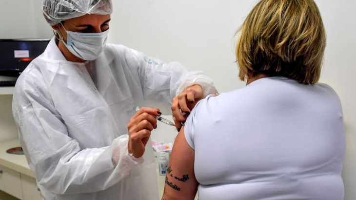 Tình nguyện viên thử vắc xin COVID-19 của Anh chết ở Brazil - Ảnh 1.