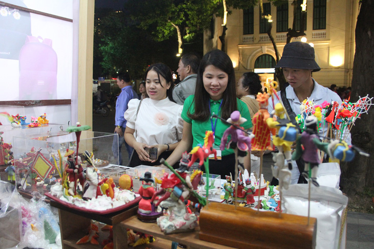 Tuần lễ hàng Made in Vietnam - Tinh hoa Việt Nam khai mạc ở hồ Hoàn Kiếm - Ảnh 1.