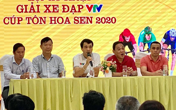 Giải đua xe đạp VTV Cúp Tôn Hoa Sen chung tay vượt lũ