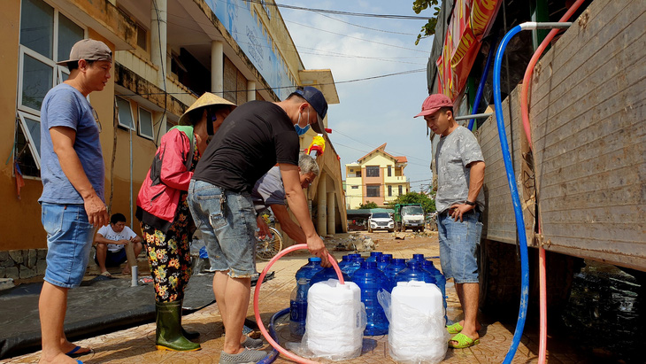 Chở 2 máy lọc nước khủng vượt ngàn cây số từ Sài Gòn ra vùng lũ Quảng Bình - Ảnh 3.