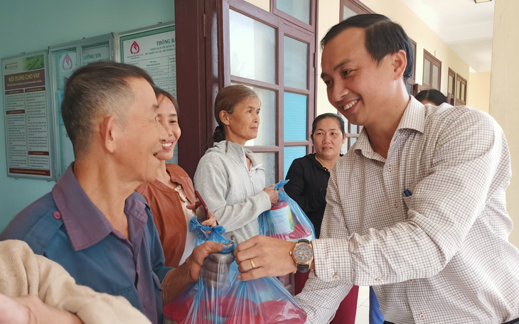 Trao tặng sữa đến người dân vùng lũ Quảng Nam