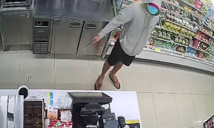 Bắt kẻ cầm dao dọa nhân viên cửa hàng tiện lợi cướp tiền ở Tân Phú - Ảnh 1.