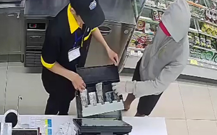 Bắt kẻ cầm dao dọa nhân viên cửa hàng tiện lợi cướp tiền ở Tân Phú