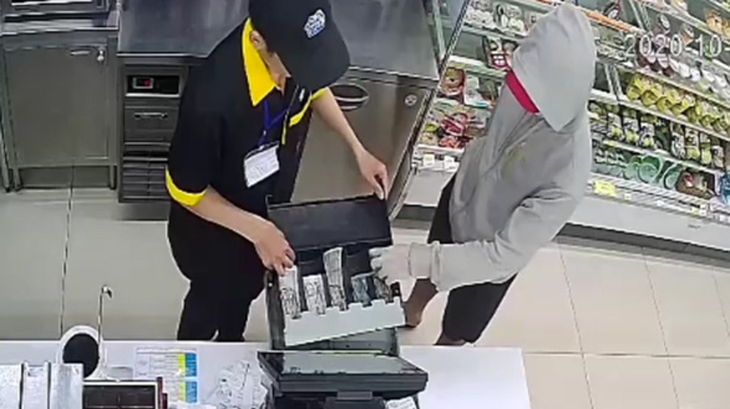 Bắt kẻ cầm dao dọa nhân viên cửa hàng tiện lợi cướp tiền ở Tân Phú - Ảnh 2.