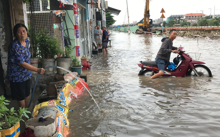 Nhà dân ngập từ đêm tới trưa do cống thoát nước bị nghẽn