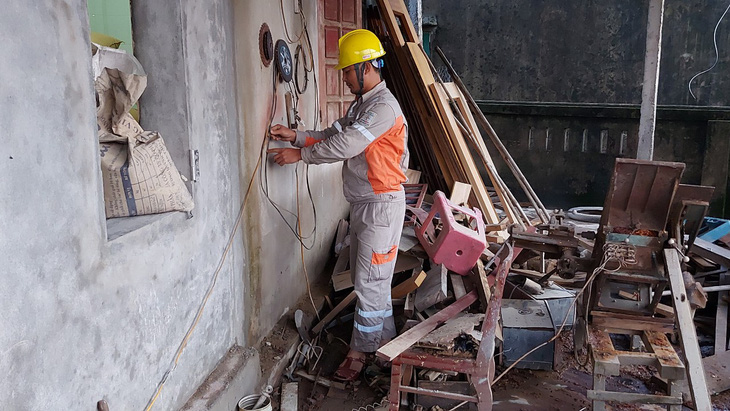 PC Hà Tĩnh: Nỗ lực cấp điện trở lại cho khách hàng sau mưa lũ - Ảnh 5.