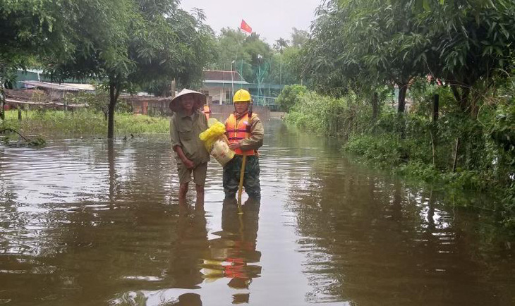 PC Hà Tĩnh: Nỗ lực cấp điện trở lại cho khách hàng sau mưa lũ - Ảnh 8.