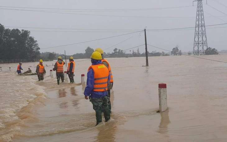 PC Hà Tĩnh: Nỗ lực cấp điện trở lại cho khách hàng sau mưa lũ