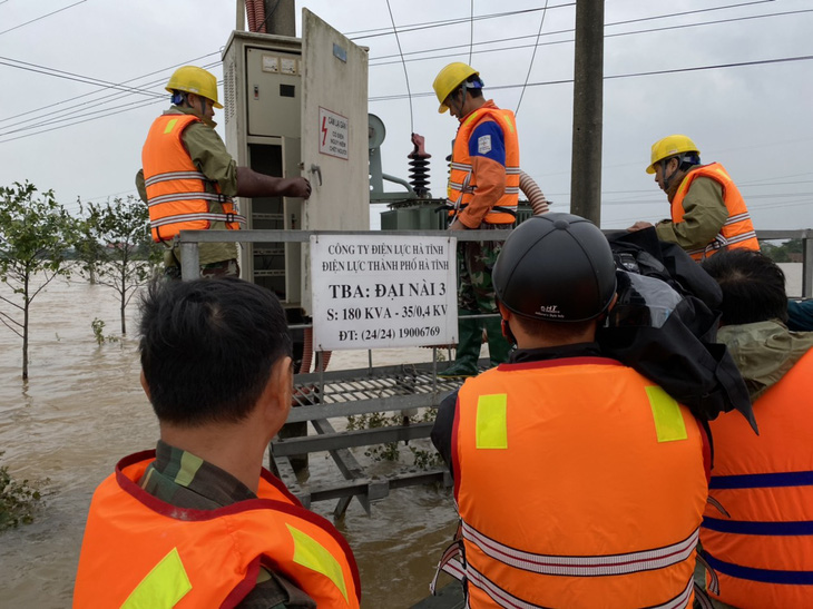 PC Hà Tĩnh: Nỗ lực cấp điện trở lại cho khách hàng sau mưa lũ - Ảnh 4.