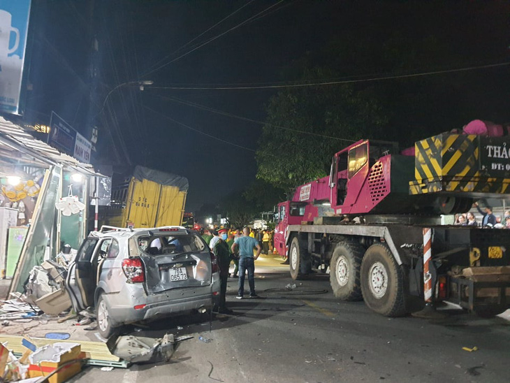 Sau tiếng nổ, xe tải tông xe 7 chỗ, nhiều xe máy rồi lao vào nhà dân, ít nhất 3 người chết - Ảnh 4.