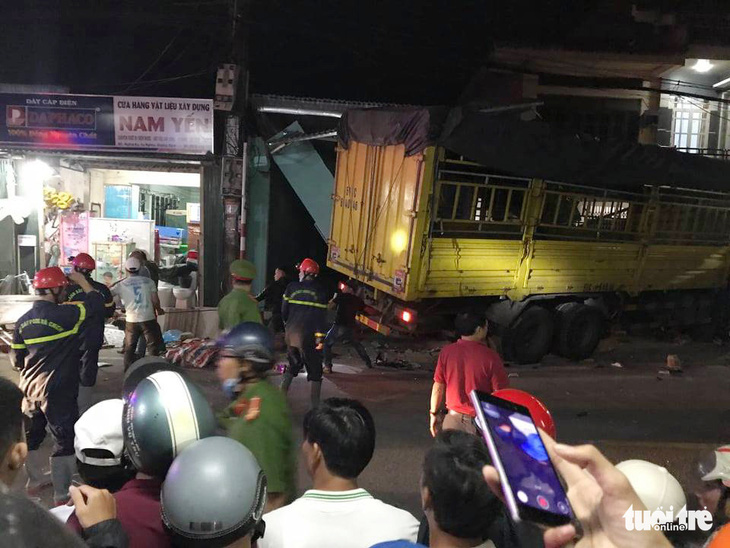 Sau tiếng nổ, xe tải tông xe 7 chỗ, nhiều xe máy rồi lao vào nhà dân, ít nhất 3 người chết - Ảnh 6.