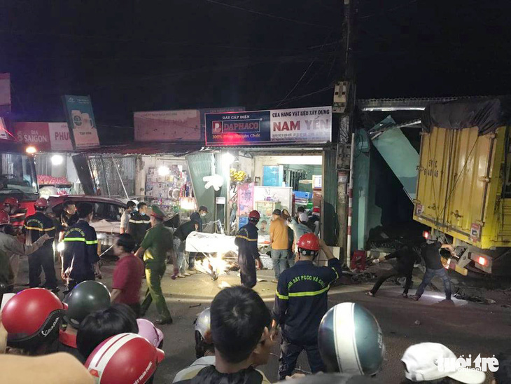 Sau tiếng nổ, xe tải tông xe 7 chỗ, nhiều xe máy rồi lao vào nhà dân, ít nhất 3 người chết - Ảnh 8.